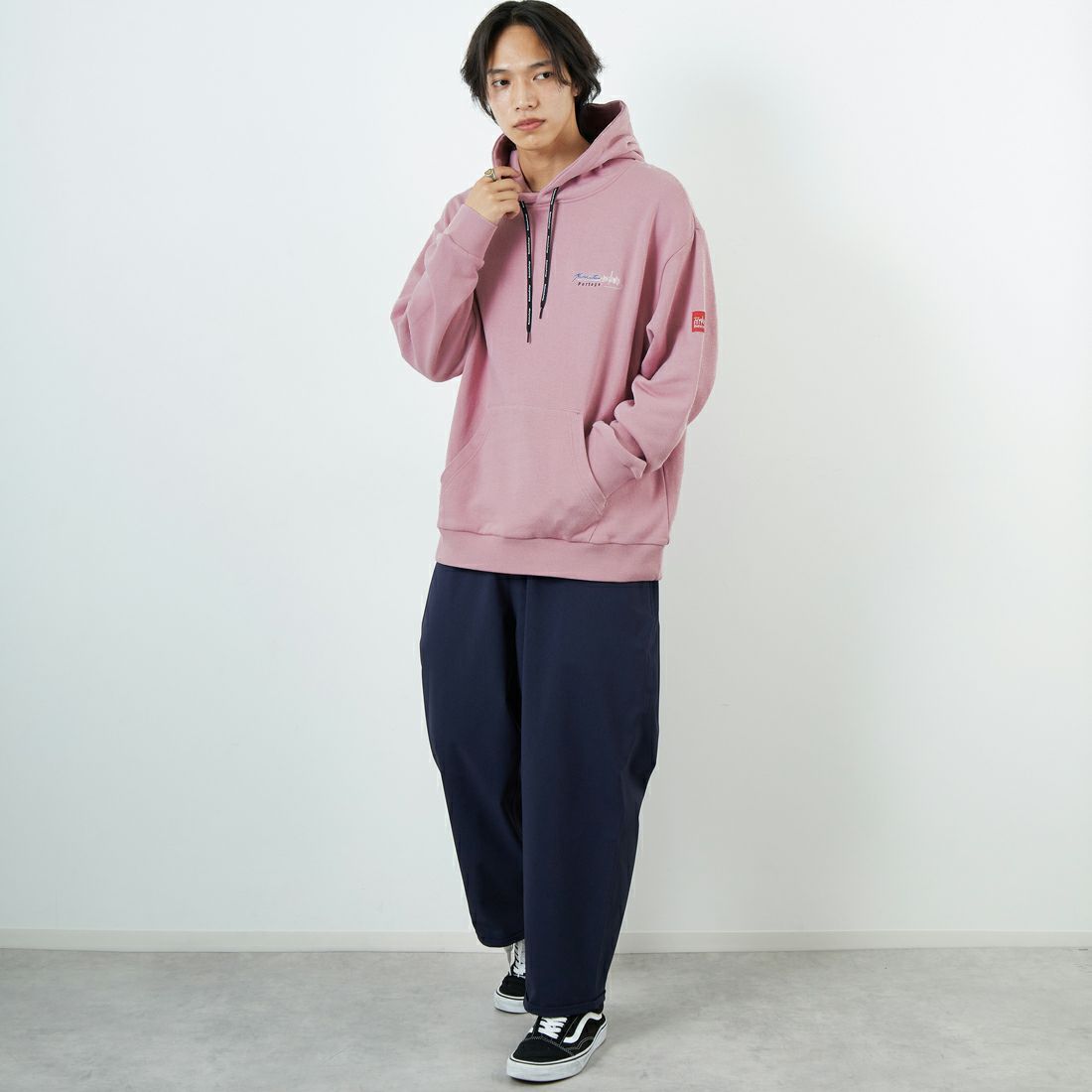 MANHATTAN PORTAGE [マンハッタンポーテージ] 別注 バックフォトプリントパーカー [25FWMP-IN73-JF] PINK &&モデル身長：179cm 着用サイズ：L&&