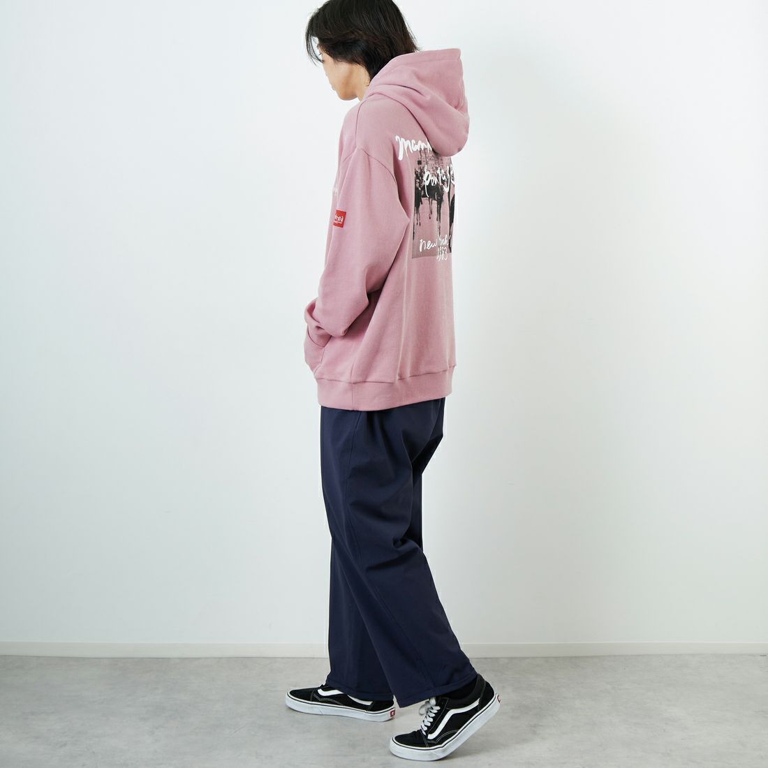 MANHATTAN PORTAGE [マンハッタンポーテージ] 別注 バックフォトプリントパーカー [25FWMP-IN73-JF] PINK &&モデル身長：179cm 着用サイズ：L&&
