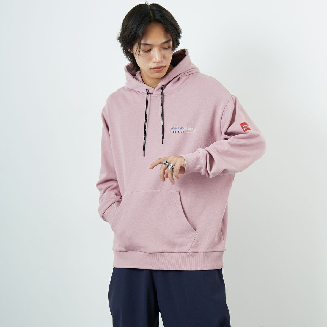 MANHATTAN PORTAGE [マンハッタンポーテージ] 別注 バックフォトプリントパーカー [25FWMP-IN73-JF] PINK &&モデル身長：179cm 着用サイズ：L&&
