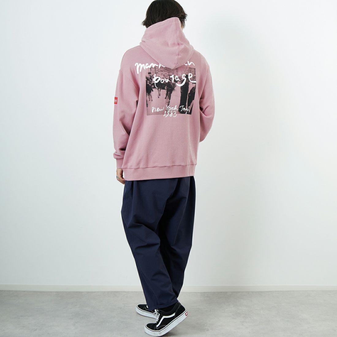 MANHATTAN PORTAGE [マンハッタンポーテージ] 別注 バックフォトプリントパーカー [25FWMP-IN73-JF] PINK &&モデル身長：179cm 着用サイズ：L&&