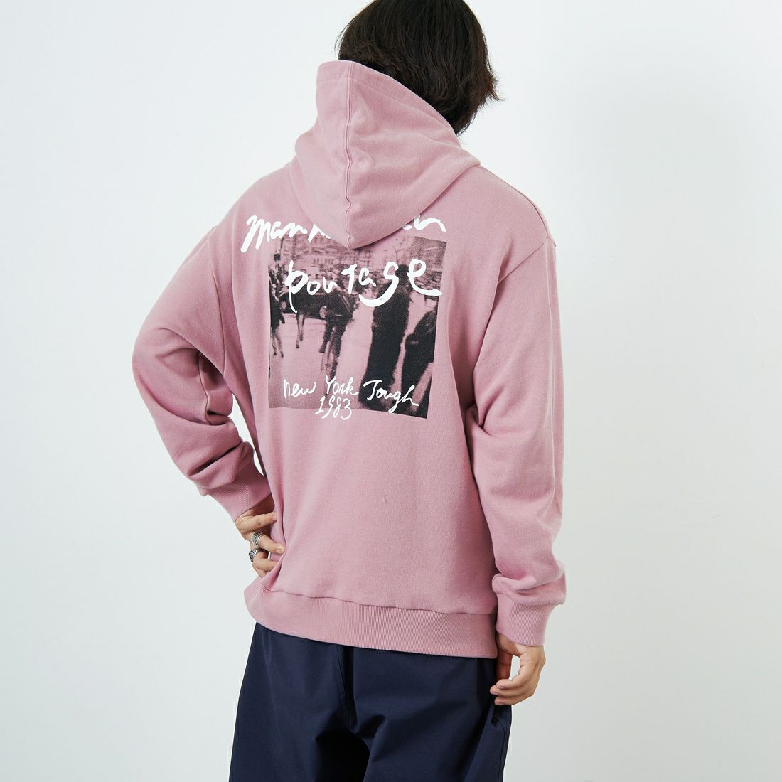 MANHATTAN PORTAGE [マンハッタンポーテージ] 別注 バックフォトプリントパーカー [25FWMP-IN73-JF] PINK &&モデル身長：179cm 着用サイズ：L&&