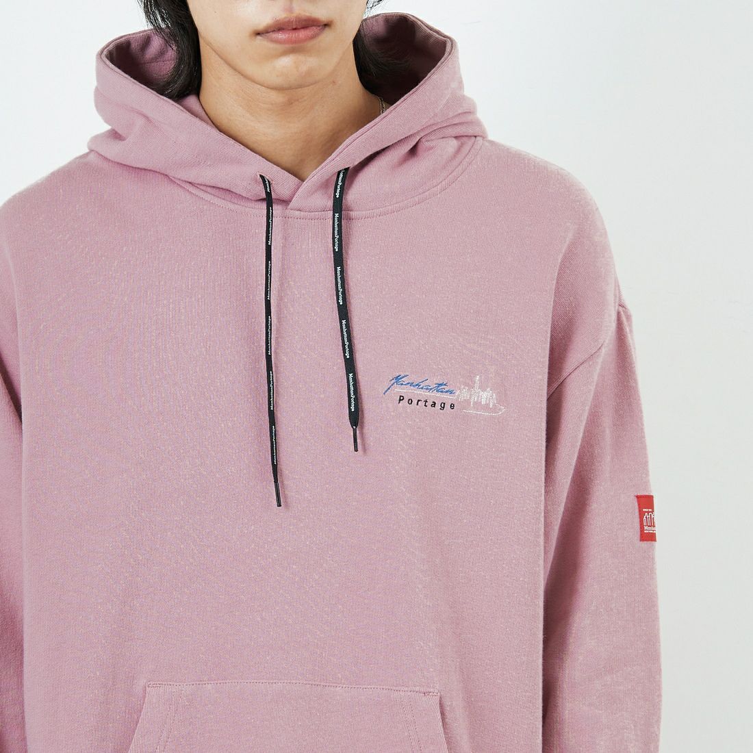MANHATTAN PORTAGE [マンハッタンポーテージ] 別注 バックフォトプリントパーカー [25FWMP-IN73-JF] PINK &&モデル身長：179cm 着用サイズ：L&&
