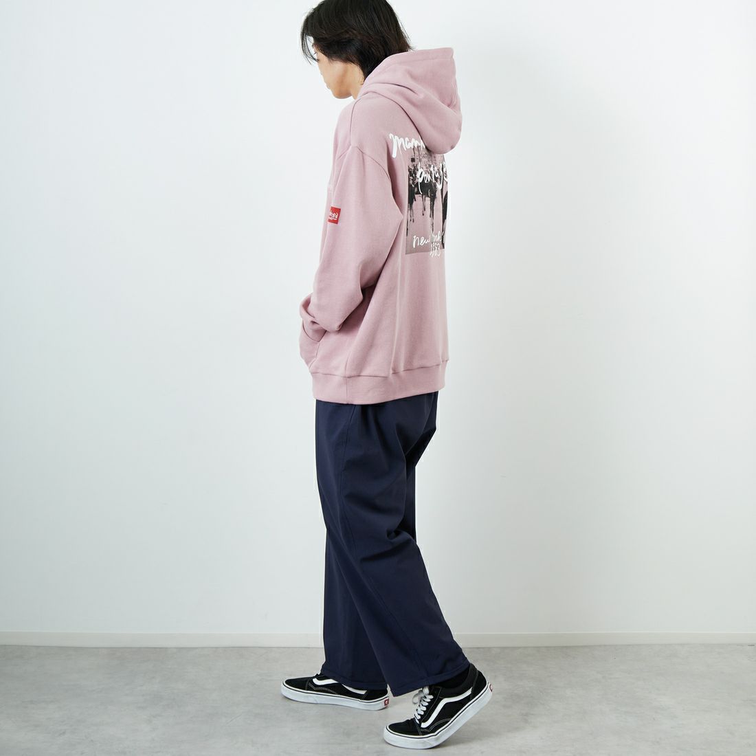 MANHATTAN PORTAGE [マンハッタンポーテージ] 別注 バックフォトプリントパーカー [25FWMP-IN73-JF] PINK &&モデル身長：179cm 着用サイズ：L&&
