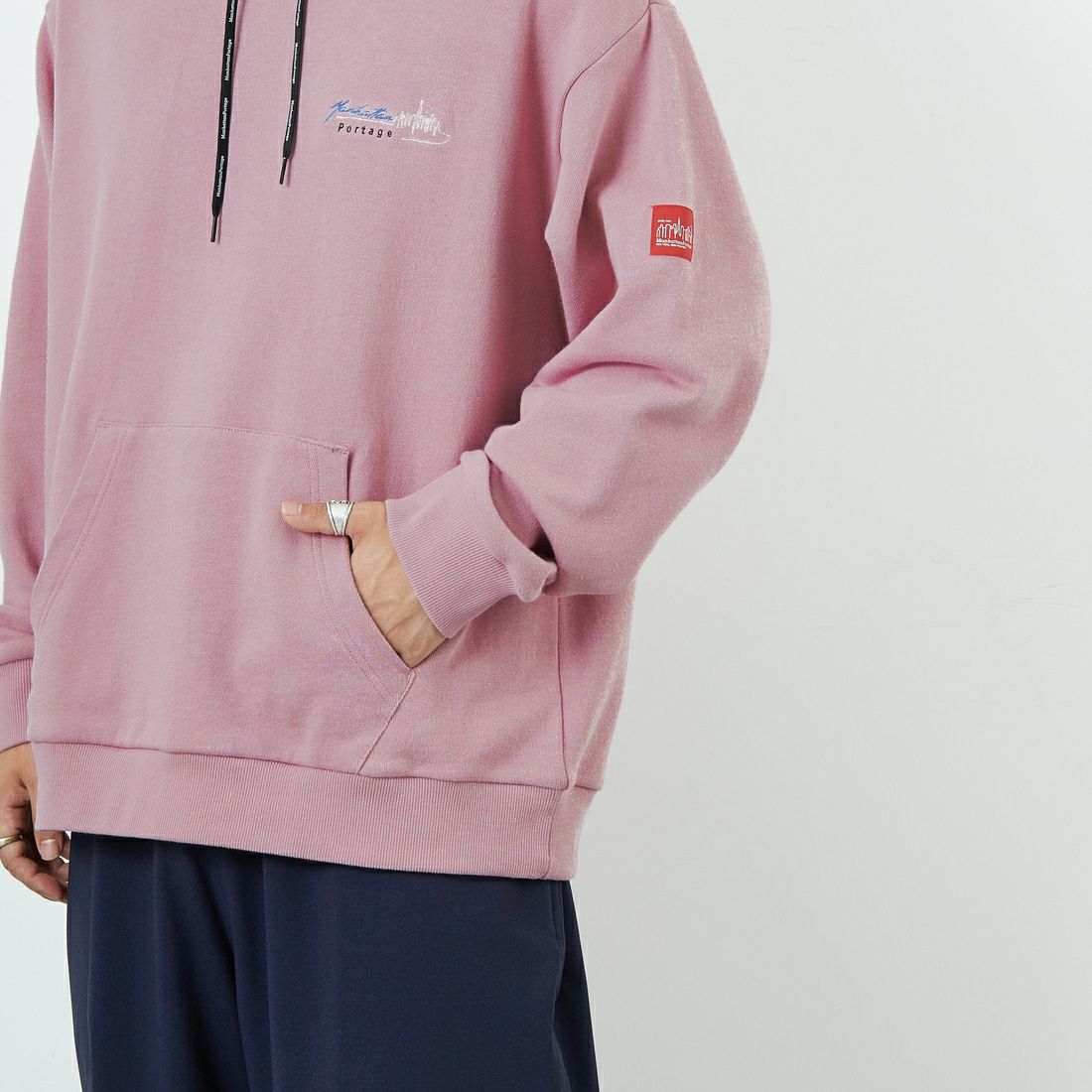 MANHATTAN PORTAGE [マンハッタンポーテージ] 別注 バックフォトプリントパーカー [25FWMP-IN73-JF] PINK &&モデル身長：179cm 着用サイズ：L&&