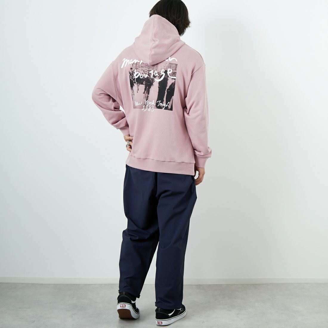 MANHATTAN PORTAGE [マンハッタンポーテージ] 別注 バックフォトプリントパーカー [25FWMP-IN73-JF] PINK &&モデル身長：179cm 着用サイズ：L&&