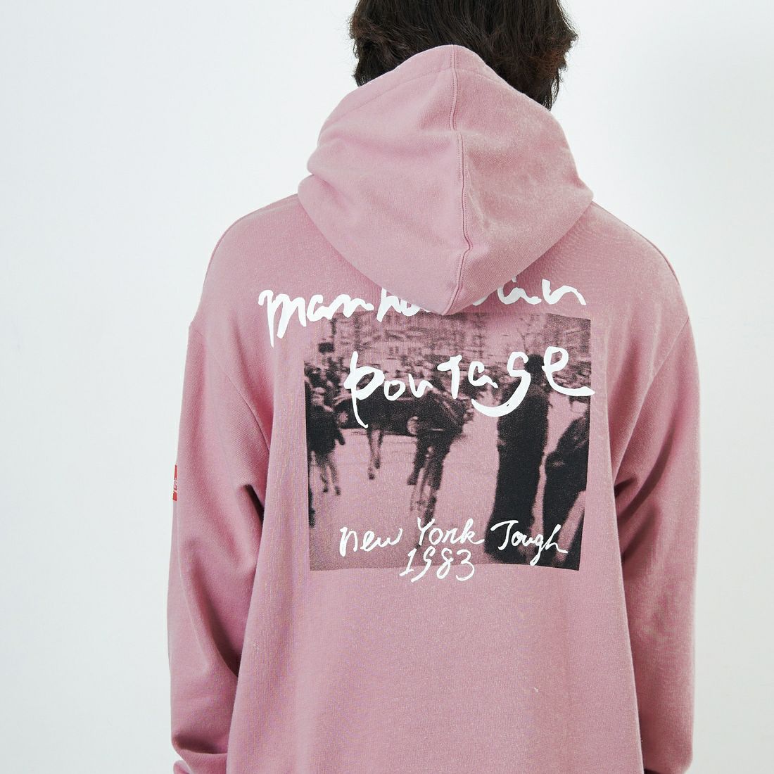 MANHATTAN PORTAGE [マンハッタンポーテージ] 別注 バックフォトプリントパーカー [25FWMP-IN73-JF] PINK &&モデル身長：179cm 着用サイズ：L&&