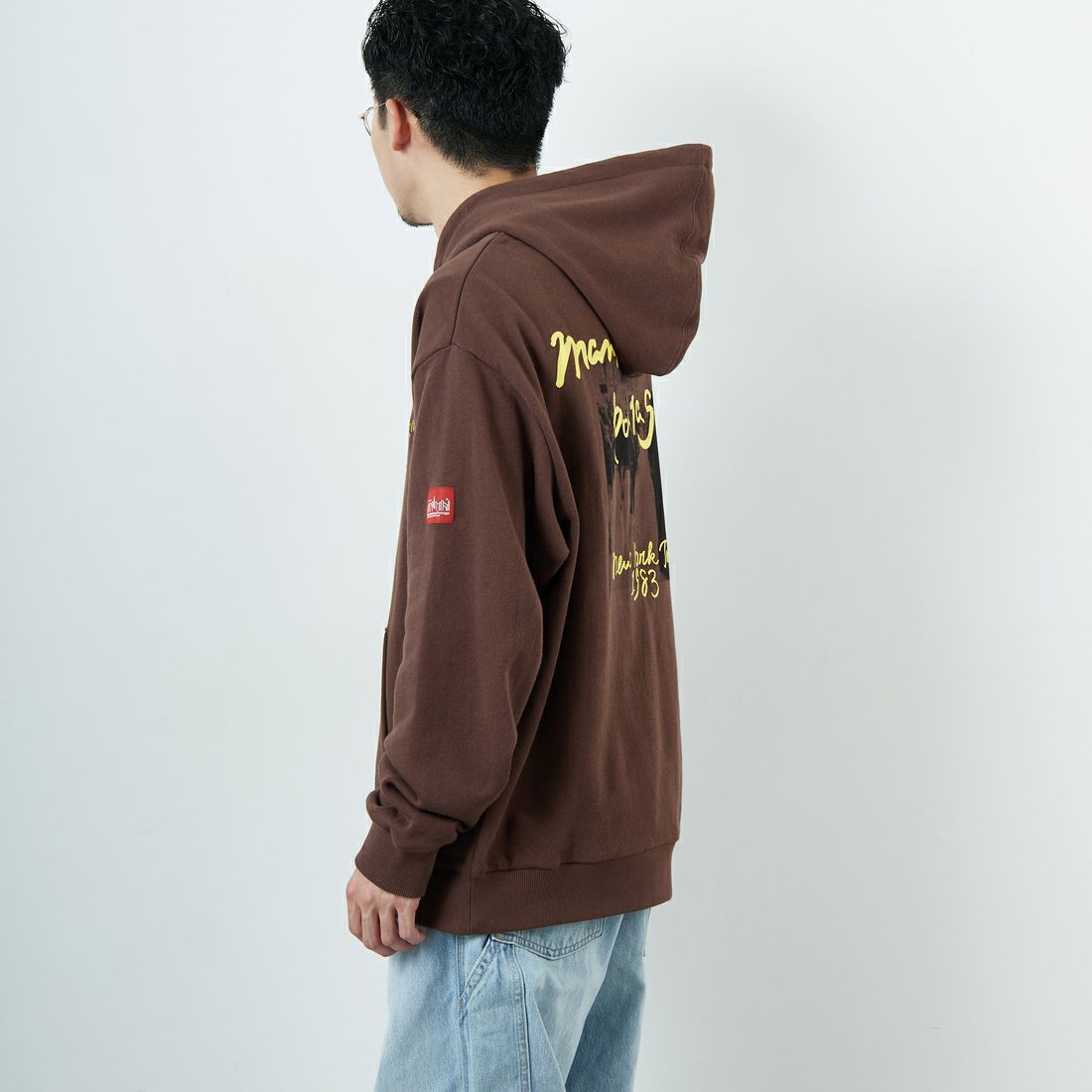 MANHATTAN PORTAGE [マンハッタンポーテージ] 別注 バックフォトプリントパーカー [25FWMP-IN73-JF] D.BROWN &&モデル身長：168cm 着用サイズ：L&&
