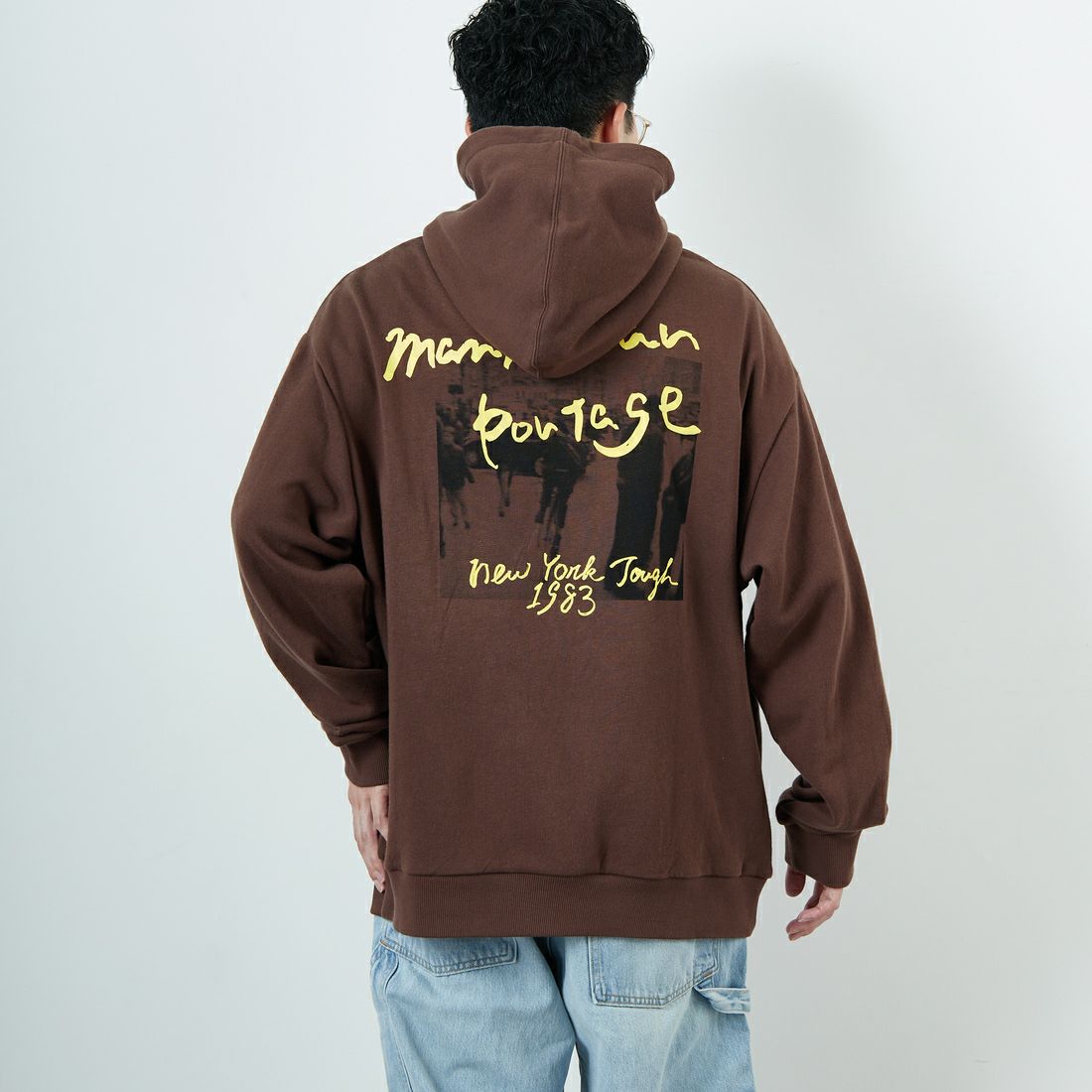 MANHATTAN PORTAGE [マンハッタンポーテージ] 別注 バックフォトプリントパーカー [25FWMP-IN73-JF] D.BROWN &&モデル身長：168cm 着用サイズ：L&&