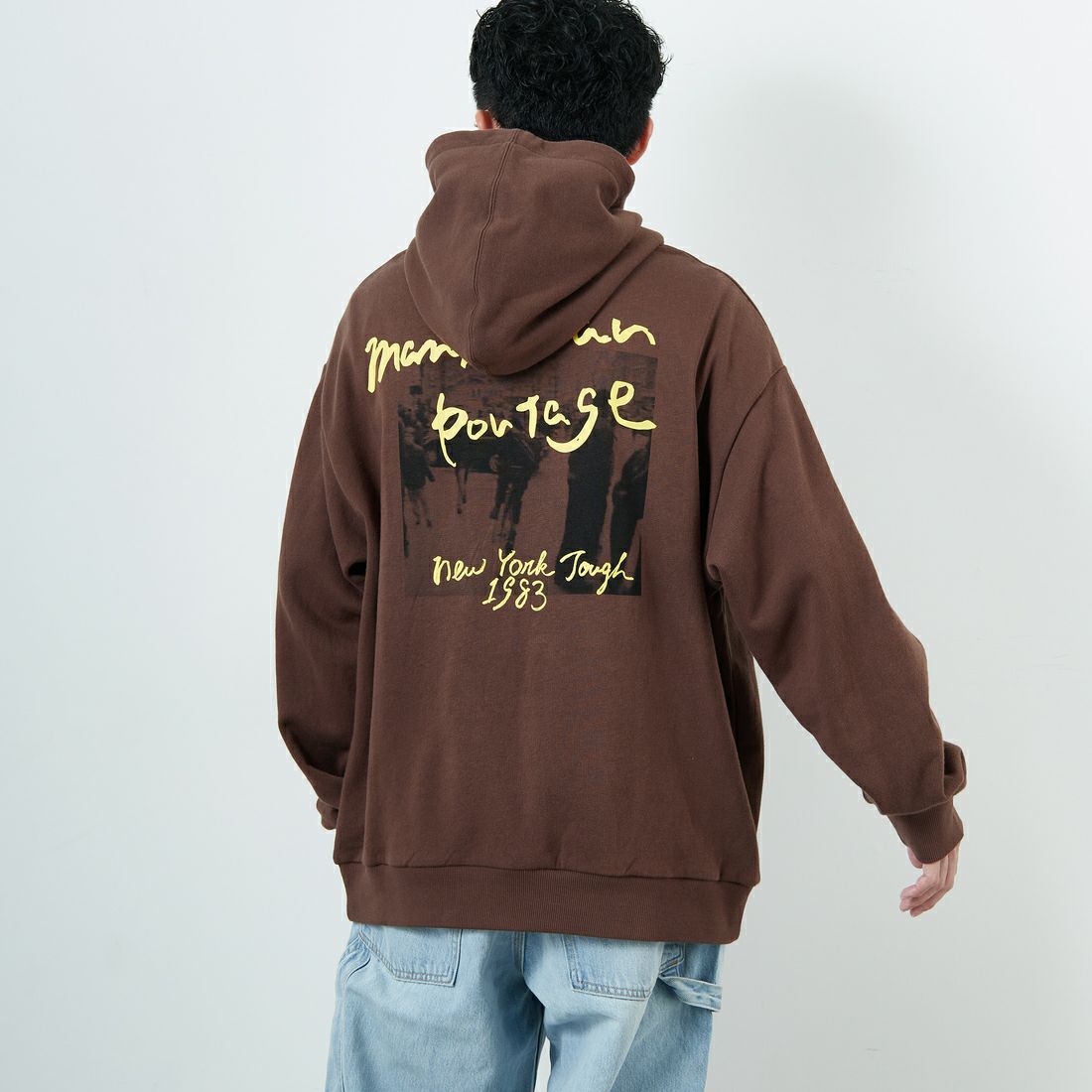 MANHATTAN PORTAGE [マンハッタンポーテージ] 別注 バックフォトプリントパーカー [25FWMP-IN73-JF] D.BROWN &&モデル身長：168cm 着用サイズ：L&&
