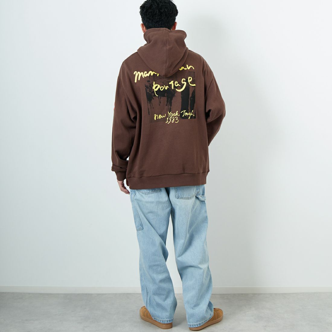 MANHATTAN PORTAGE [マンハッタンポーテージ] 別注 バックフォトプリントパーカー [25FWMP-IN73-JF] D.BROWN &&モデル身長：168cm 着用サイズ：L&&