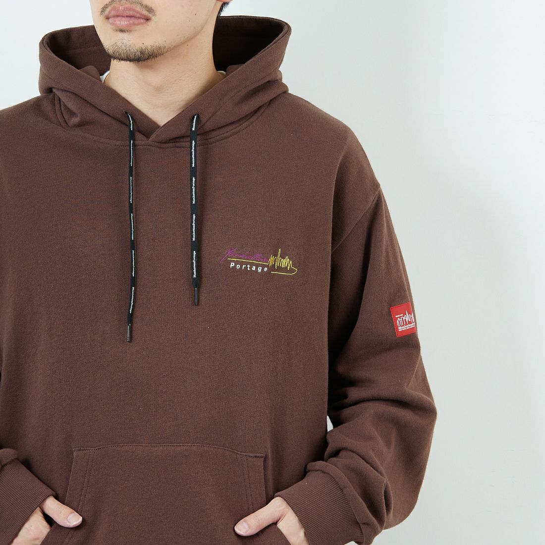 MANHATTAN PORTAGE [マンハッタンポーテージ] 別注 バックフォトプリントパーカー [25FWMP-IN73-JF] D.BROWN &&モデル身長：168cm 着用サイズ：L&&