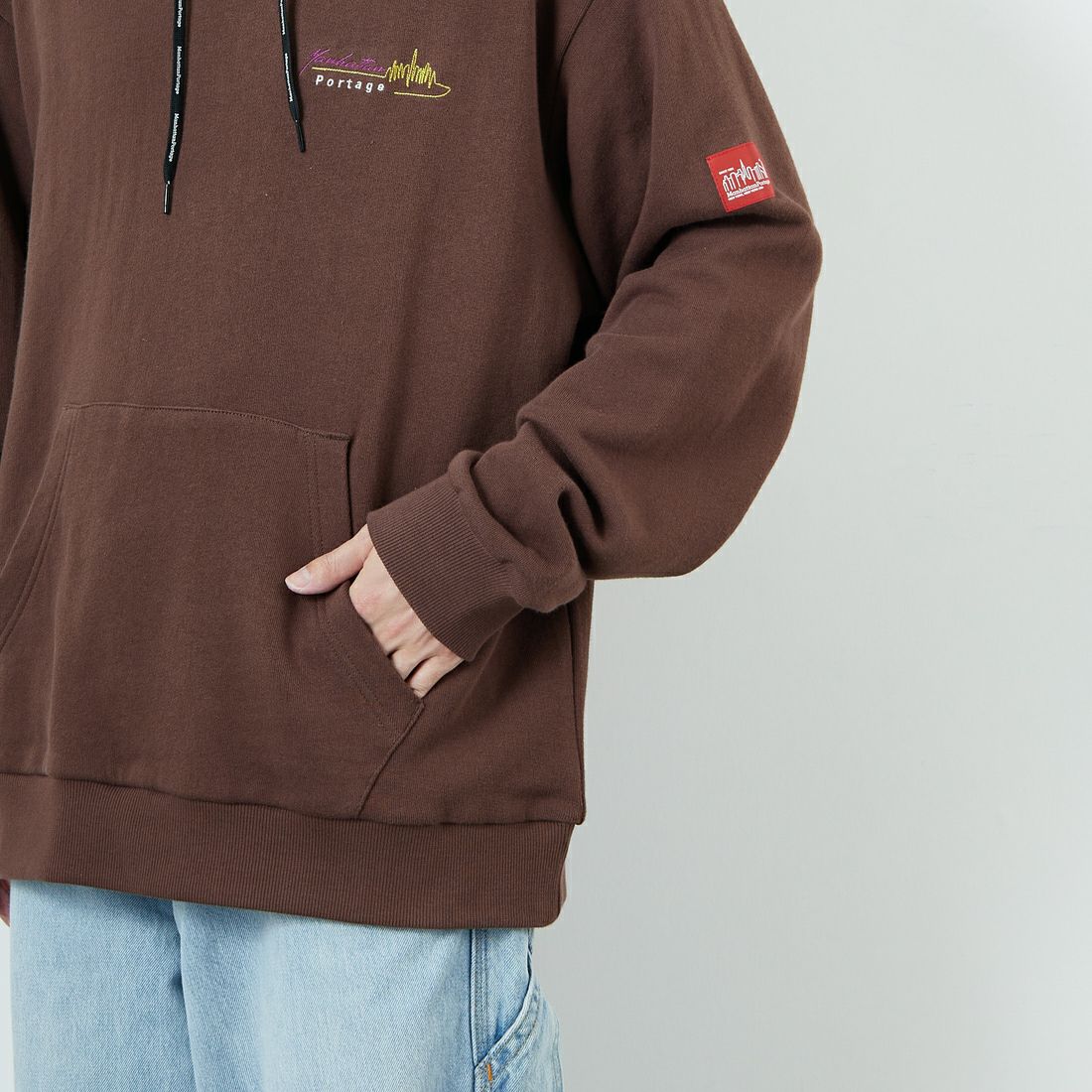 MANHATTAN PORTAGE [マンハッタンポーテージ] 別注 バックフォトプリントパーカー [25FWMP-IN73-JF] D.BROWN &&モデル身長：168cm 着用サイズ：L&&