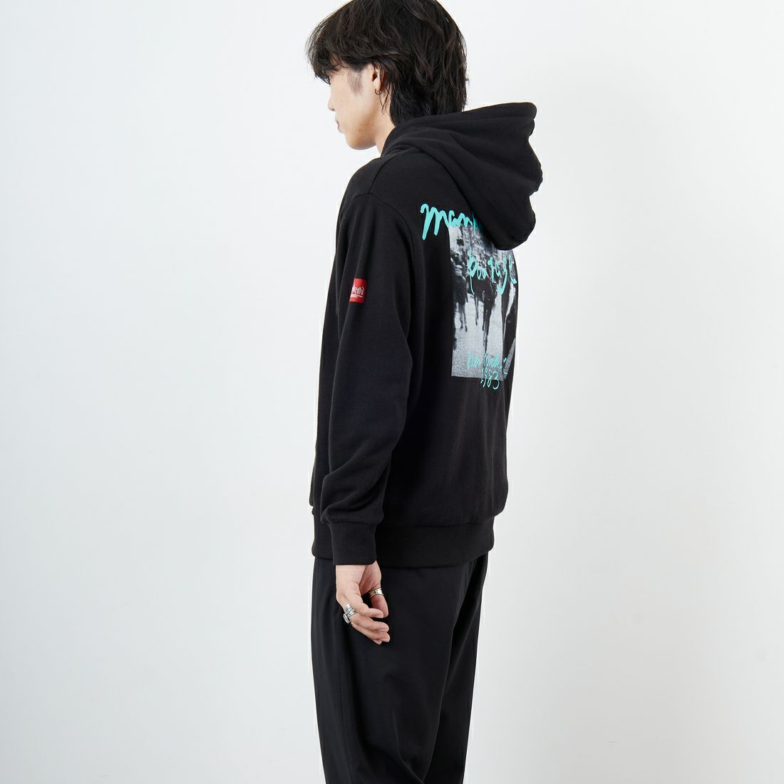 MANHATTAN PORTAGE [マンハッタンポーテージ] 別注 バックフォトプリントパーカー [25FWMP-IN73-JF] BLACK &&モデル身長：179cm 着用サイズ：M&&