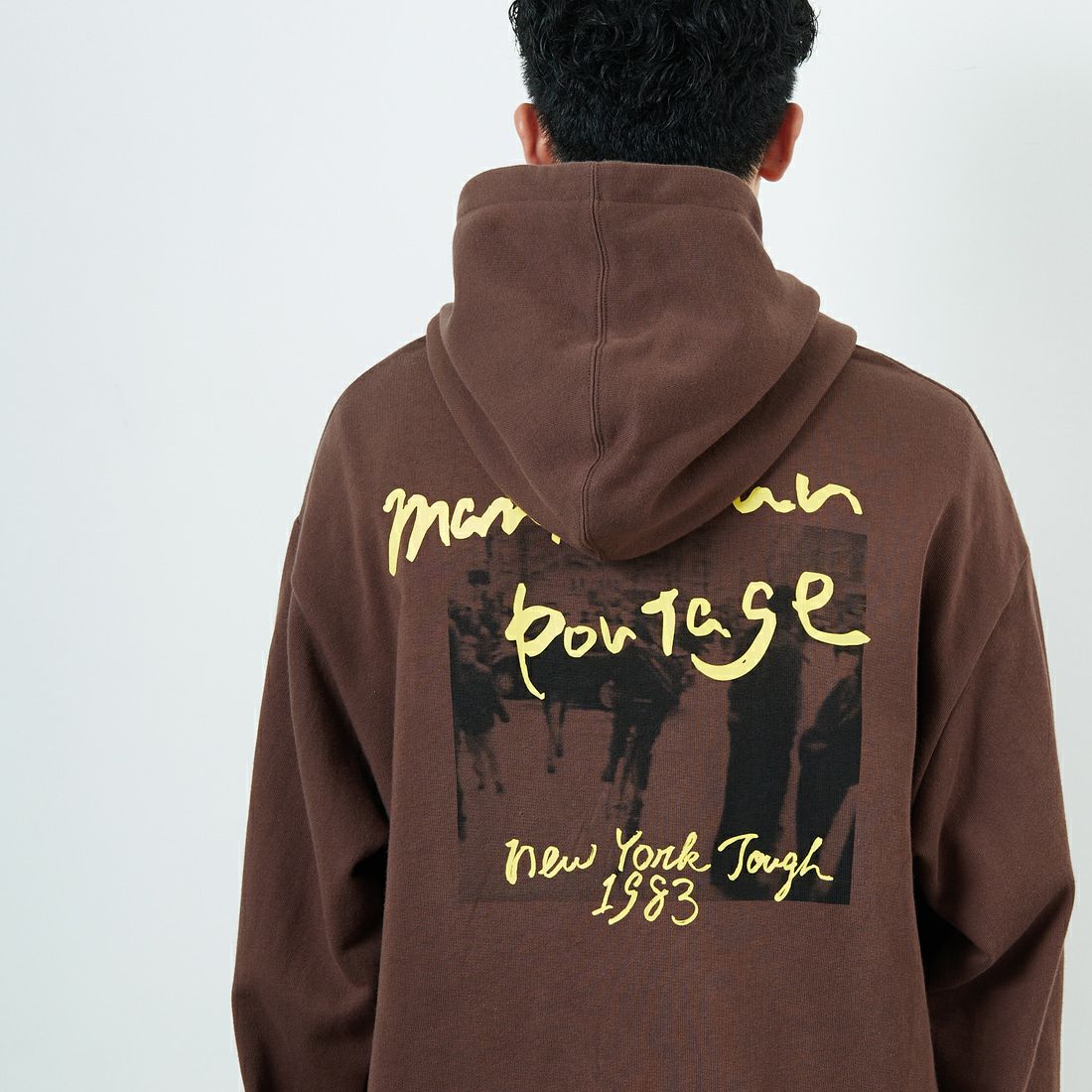 MANHATTAN PORTAGE [マンハッタンポーテージ] 別注 バックフォトプリントパーカー [25FWMP-IN73-JF] D.BROWN &&モデル身長：168cm 着用サイズ：L&&