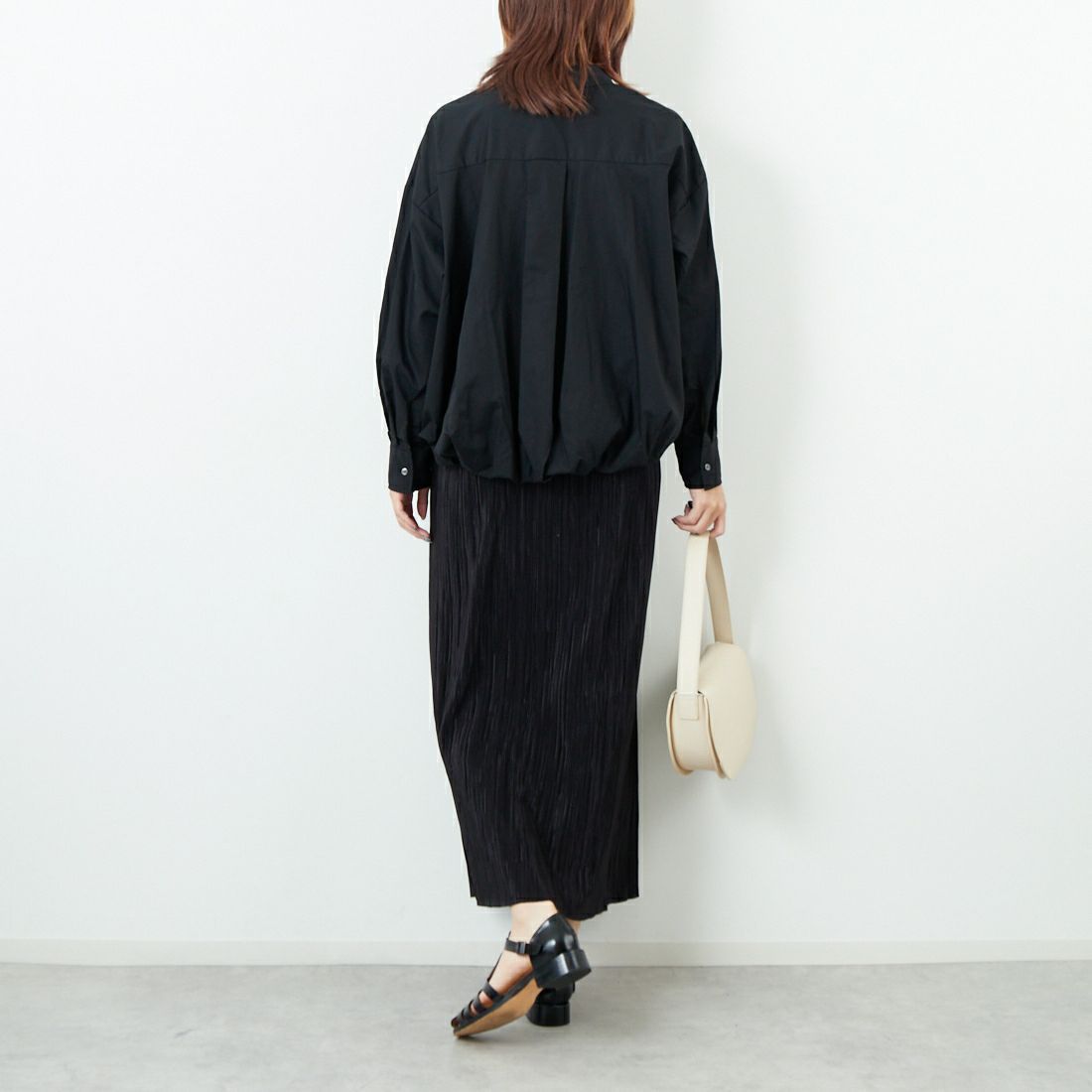 mizuiro ind [ミズイロインド] ロングスリーブバルーンシャツ [3-230094] 99 BLACK &&モデル身長：168cm 着用サイズ：F&&