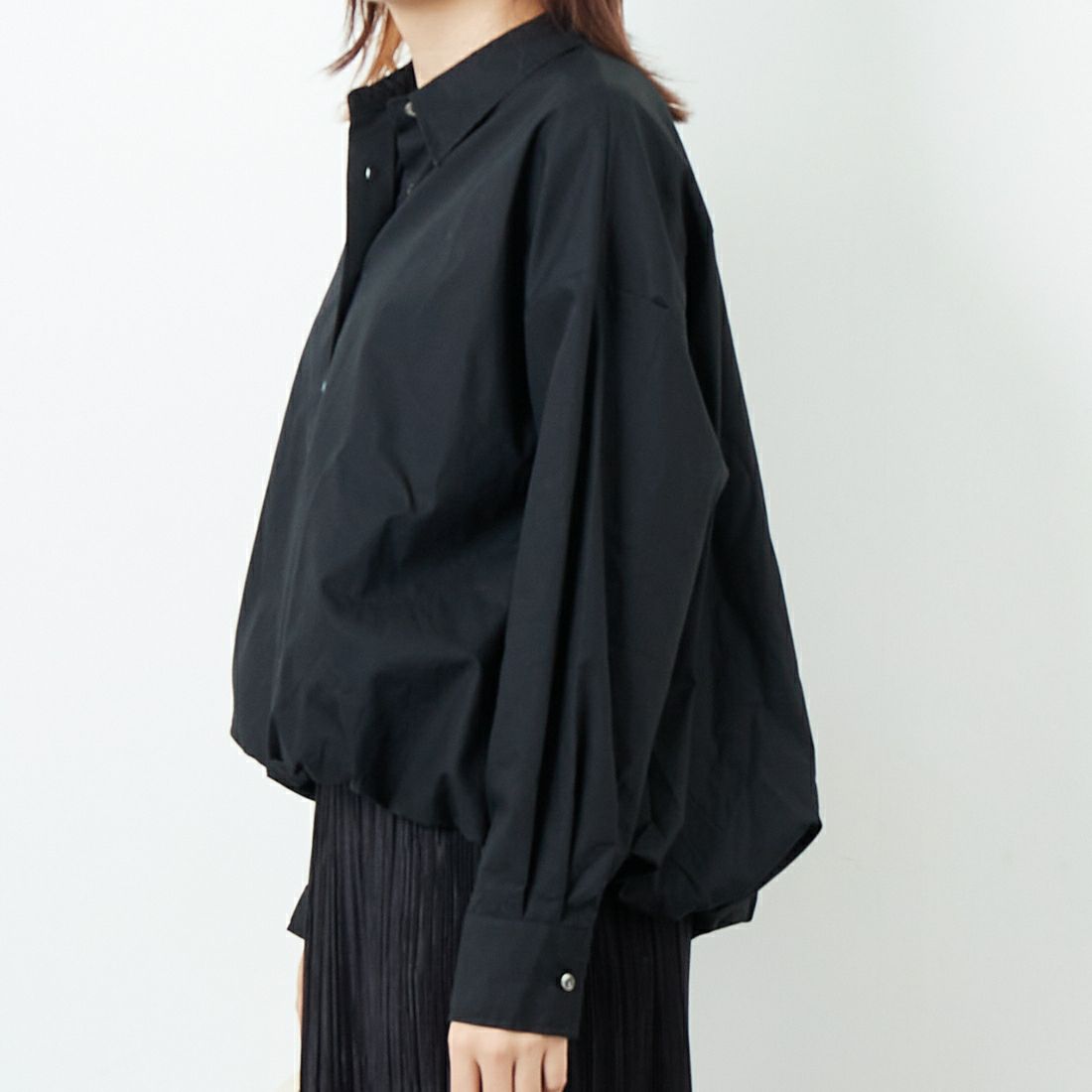 mizuiro ind [ミズイロインド] ロングスリーブバルーンシャツ [3-230094] 99 BLACK &&モデル身長：168cm 着用サイズ：F&&