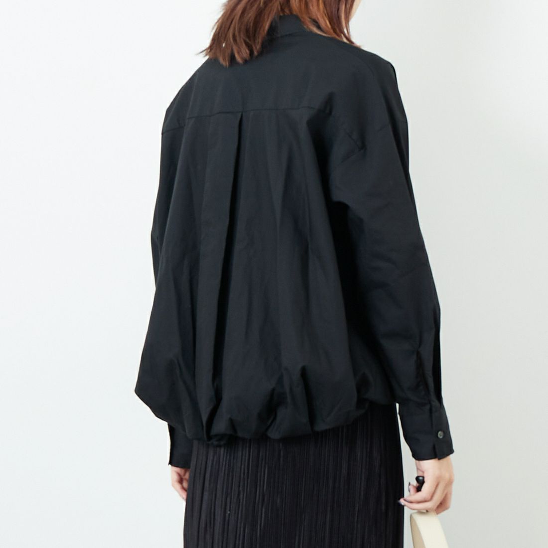 mizuiro ind [ミズイロインド] ロングスリーブバルーンシャツ [3-230094] 99 BLACK &&モデル身長：168cm 着用サイズ：F&&