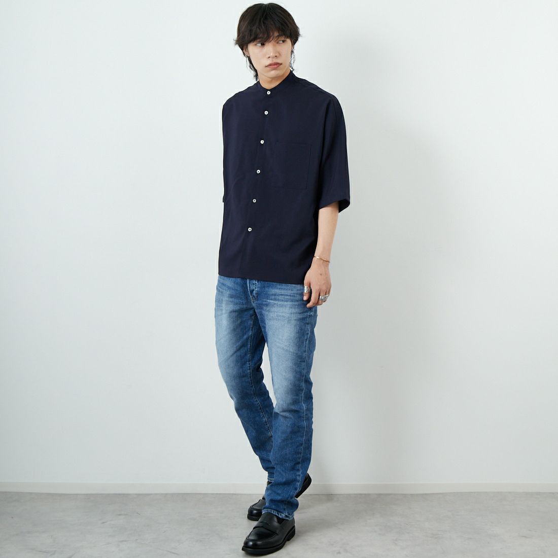 SLICK [スリック] リネンライクポプリンバンドカラーシャツ [5220111] 210 NAVY &&モデル身長：179cm 着用サイズ：2&&