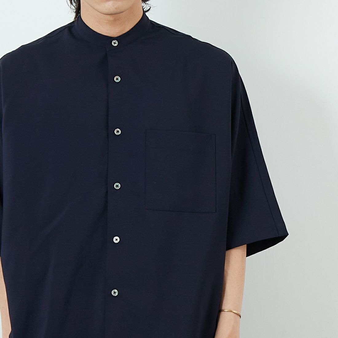 SLICK [スリック] リネンライクポプリンバンドカラーシャツ [5220111] 210 NAVY &&モデル身長：179cm 着用サイズ：2&&