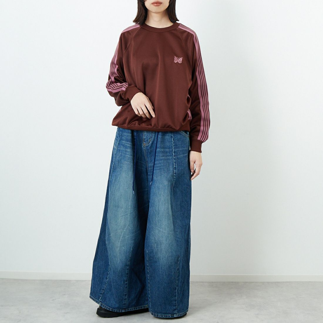 Needles [ニードルズ] トラッククルーネックシャツ [RW315] A BROWN &&モデル身長：162cm 着用サイズ：2&&