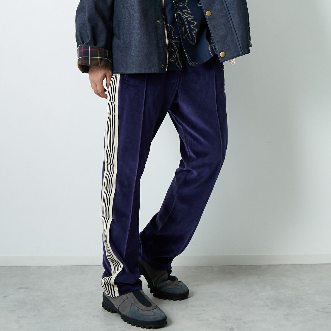 Needles [ニードルズ] ベロア ナロートラックパンツ [RW325] A NAVY &&モデル身長：179cm 着用サイズ：M&&