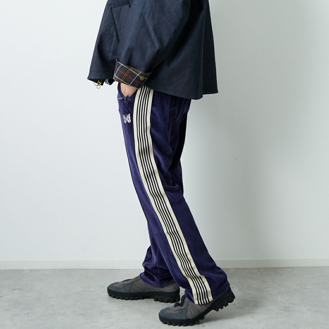 Needles [ニードルズ] ベロア ナロートラックパンツ [RW325] A NAVY &&モデル身長：179cm 着用サイズ：M&&