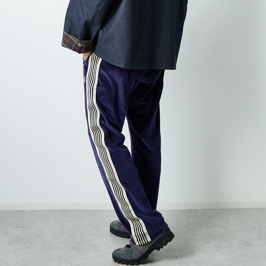 Needles [ニードルズ] ベロア ナロートラックパンツ [RW325] A NAVY &&モデル身長：179cm 着用サイズ：M&&