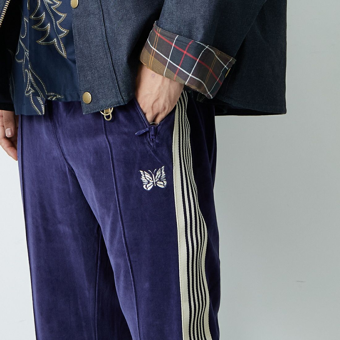 Needles [ニードルズ] ベロア ナロートラックパンツ [RW325] A NAVY &&モデル身長：179cm 着用サイズ：M&&