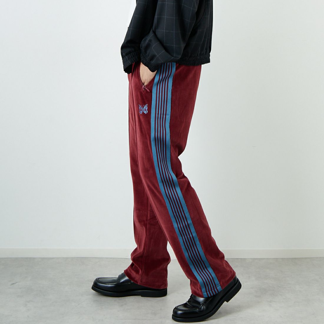 Needles [ニードルズ] ベロア ナロートラックパンツ [RW325] B BURGUNDY &&モデル身長：179cm 着用サイズ：M&&