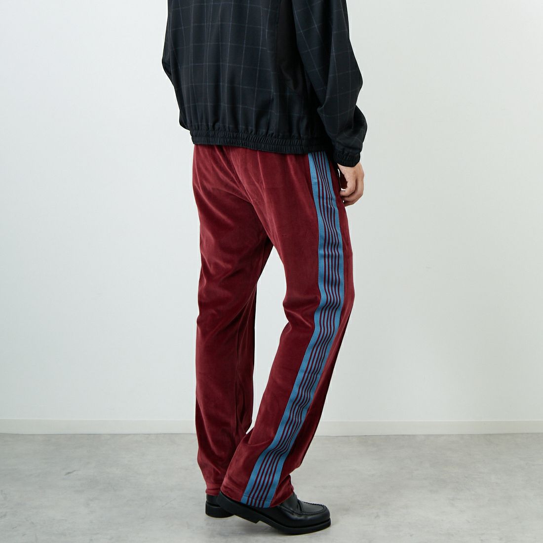 Needles [ニードルズ] ベロア ナロートラックパンツ [RW325] B BURGUNDY &&モデル身長：179cm 着用サイズ：M&&