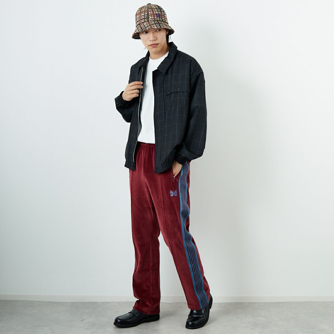 Needles [ニードルズ] ベロア ナロートラックパンツ [RW325] B BURGUNDY &&モデル身長：179cm 着用サイズ：M&&