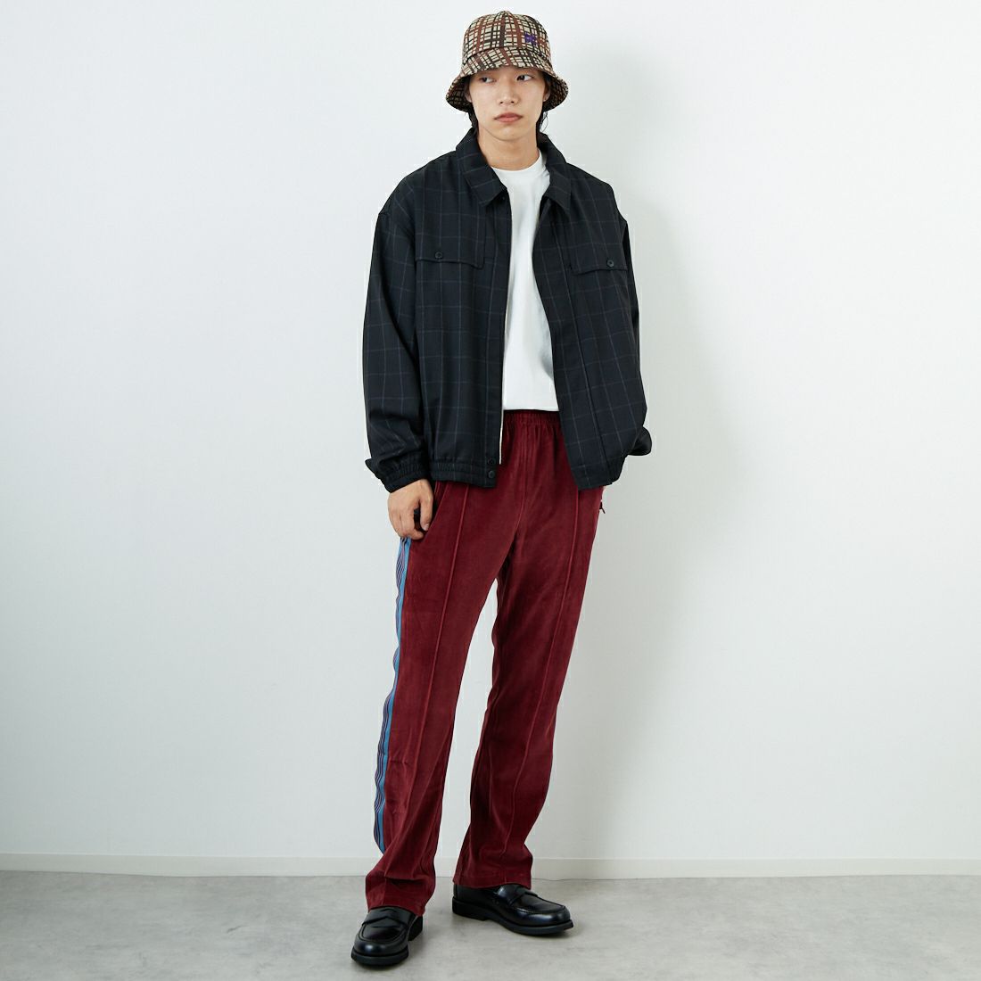 Needles [ニードルズ] ベロア ナロートラックパンツ [RW325] B BURGUNDY &&モデル身長：179cm 着用サイズ：M&&