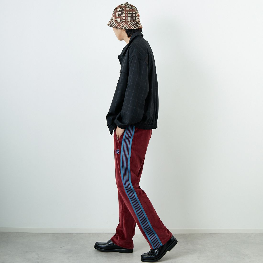 Needles [ニードルズ] ベロア ナロートラックパンツ [RW325] B BURGUNDY &&モデル身長：179cm 着用サイズ：M&&