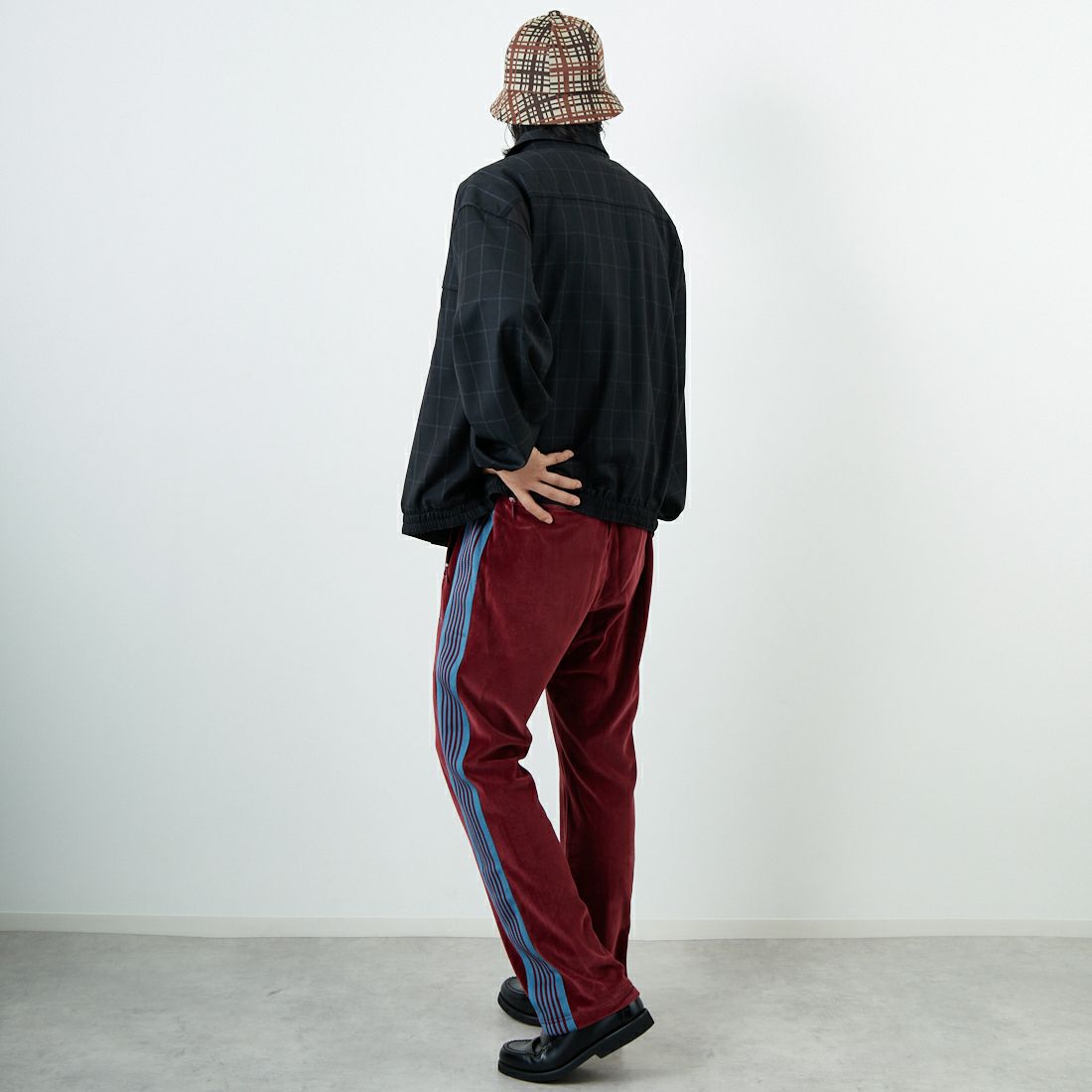 Needles [ニードルズ] ベロア ナロートラックパンツ [RW325] B BURGUNDY &&モデル身長：179cm 着用サイズ：M&&