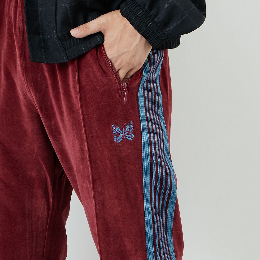 Needles [ニードルズ] ベロア ナロートラックパンツ [RW325] B BURGUNDY &&モデル身長：179cm 着用サイズ：M&&