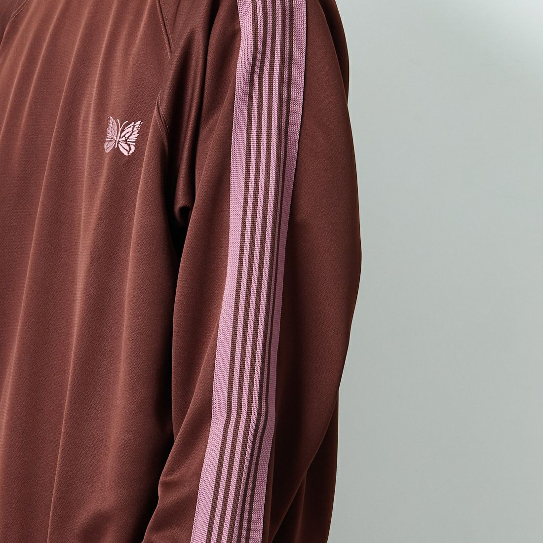 Needles [ニードルズ] トラッククルーネックシャツ [RW315] A BROWN &&モデル身長：179cm 着用サイズ：L&&