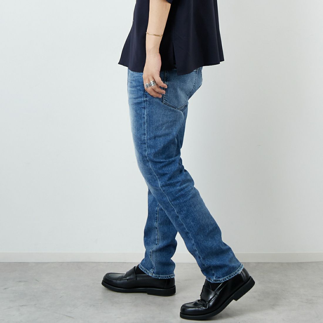 RED CARD TOKYO [レッドカード トーキョー] Rhythm+ スリムテーパードデニム [12M86801VMD] K-VINT MID &&モデル身長：179cm 着用サイズ：32&&