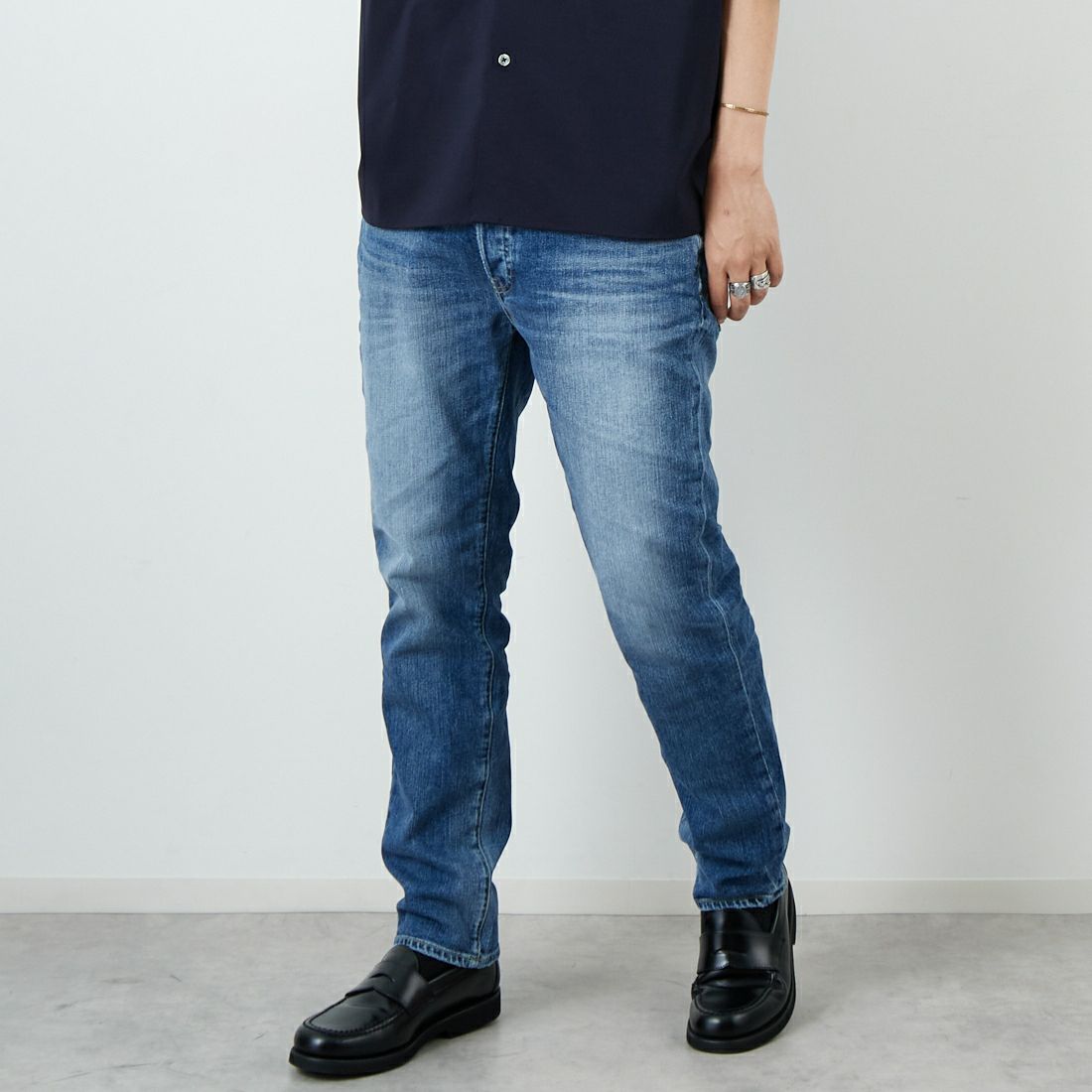 RED CARD TOKYO [レッドカード トーキョー] Rhythm+ スリムテーパードデニム [12M86801VMD] K-VINT MID &&モデル身長：179cm 着用サイズ：32&&