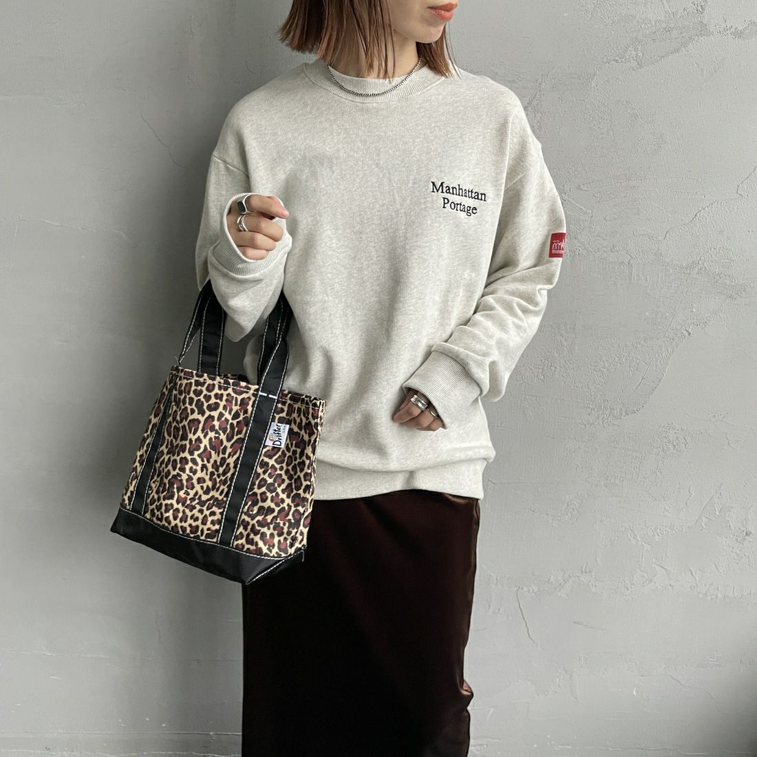 MANHATTAN PORTAGE [マンハッタンポーテージ] 別注 手書き風バック刺繍クルーネックスウェット [25FWMP-IN69-JF] OATMEAL &&モデル身長：158cm 着用サイズ：S&&
