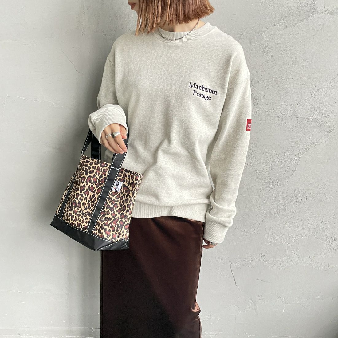 MANHATTAN PORTAGE [マンハッタンポーテージ] 別注 手書き風バック刺繍クルーネックスウェット [25FWMP-IN69-JF] OATMEAL &&モデル身長：158cm 着用サイズ：S&&