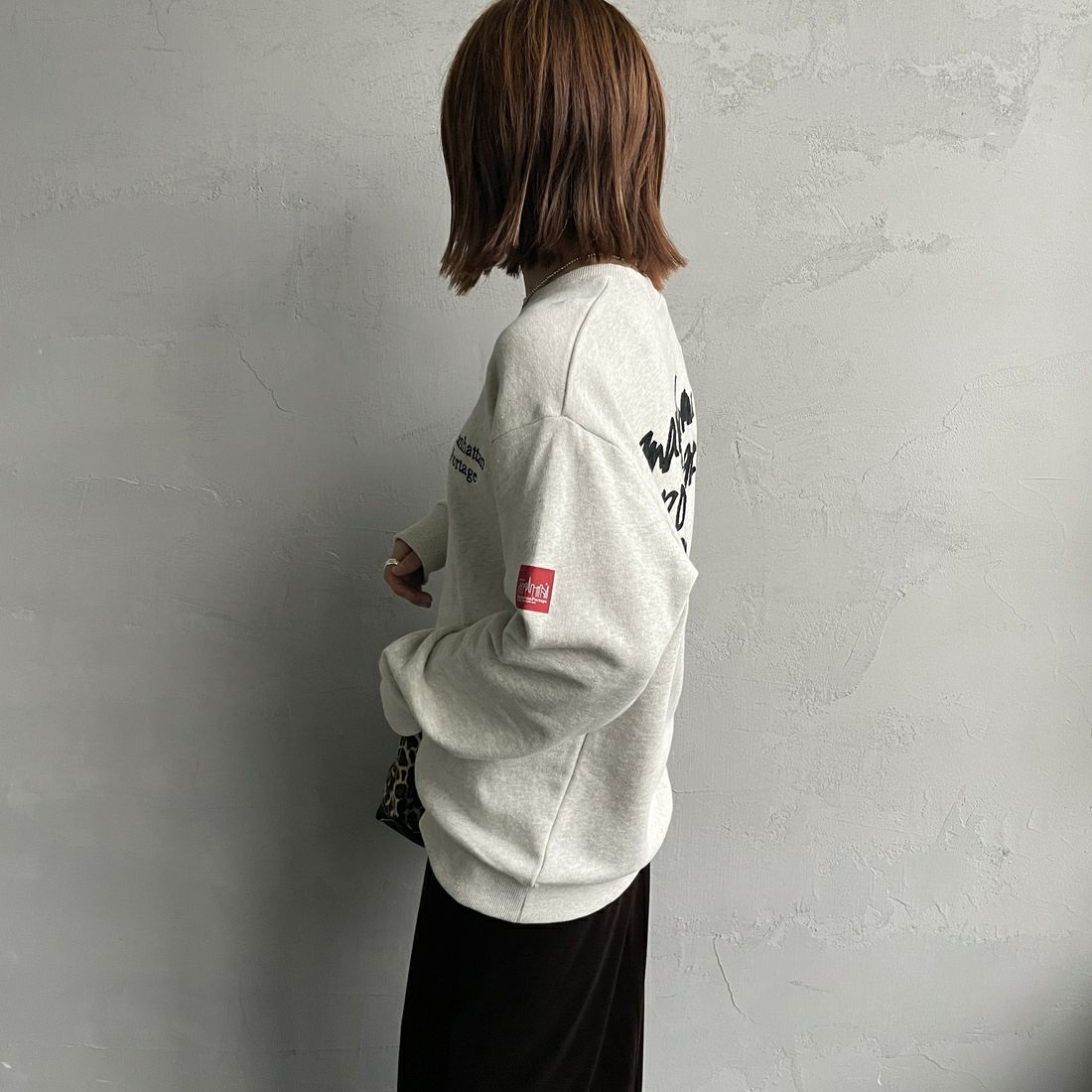 MANHATTAN PORTAGE [マンハッタンポーテージ] 別注 手書き風バック刺繍クルーネックスウェット [25FWMP-IN69-JF] OATMEAL &&モデル身長：158cm 着用サイズ：S&&
