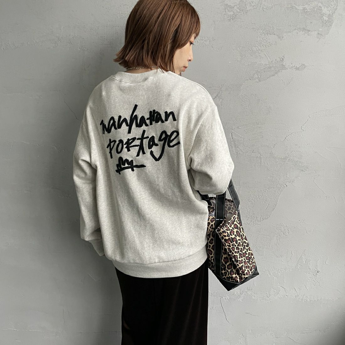 MANHATTAN PORTAGE [マンハッタンポーテージ] 別注 手書き風バック刺繍クルーネックスウェット [25FWMP-IN69-JF] OATMEAL &&モデル身長：158cm 着用サイズ：S&&