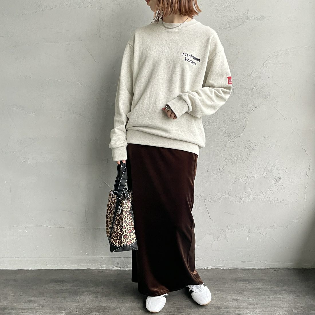 MANHATTAN PORTAGE [マンハッタンポーテージ] 別注 手書き風バック刺繍クルーネックスウェット [25FWMP-IN69-JF] OATMEAL &&モデル身長：158cm 着用サイズ：S&&