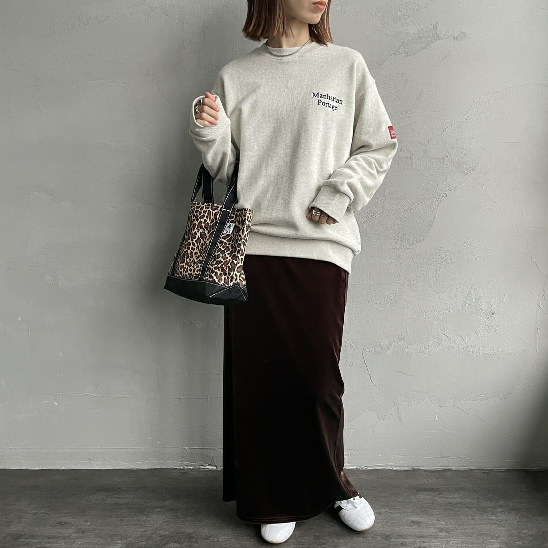 MANHATTAN PORTAGE [マンハッタンポーテージ] 別注 手書き風バック刺繍クルーネックスウェット [25FWMP-IN69-JF] OATMEAL &&モデル身長：158cm 着用サイズ：S&&