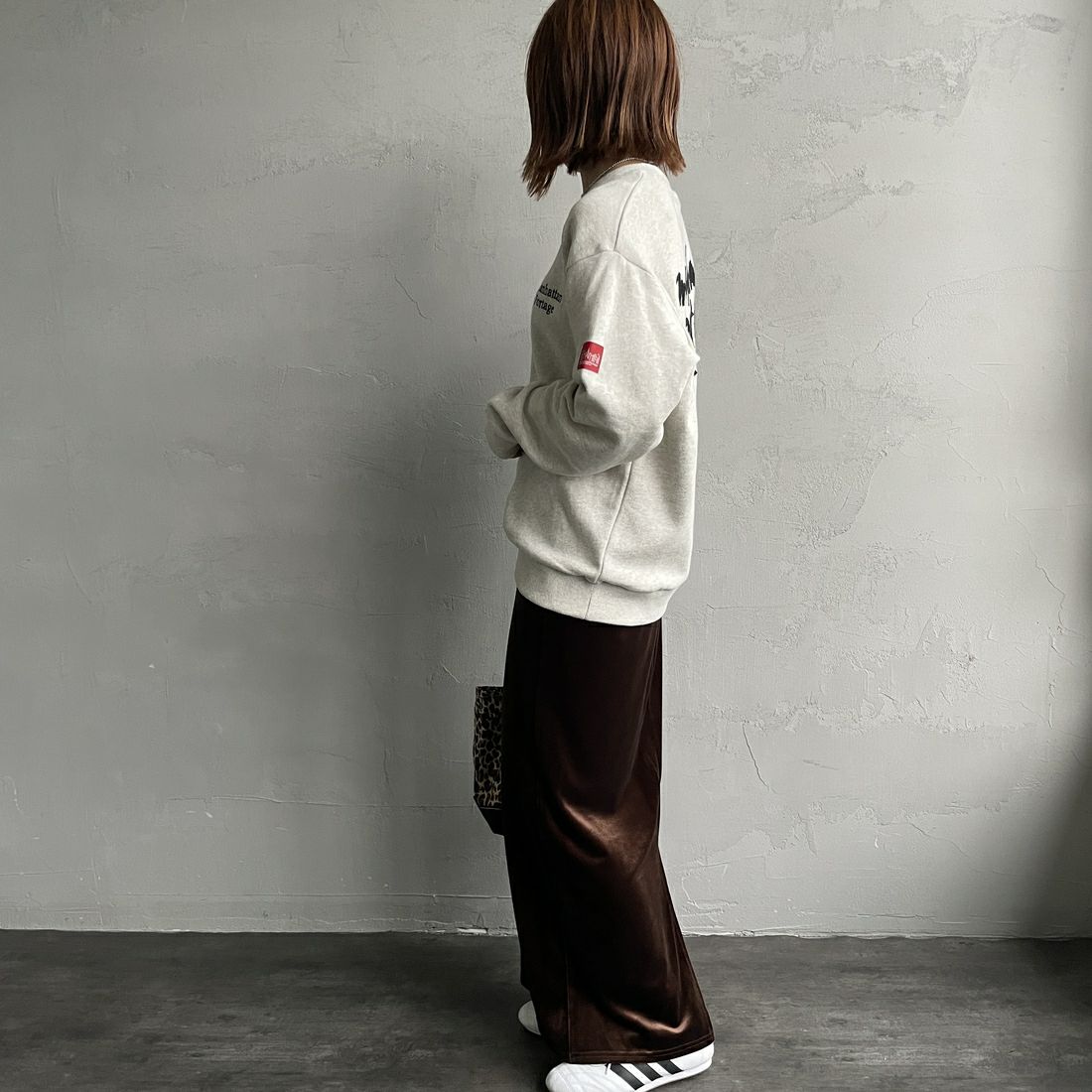 MANHATTAN PORTAGE [マンハッタンポーテージ] 別注 手書き風バック刺繍クルーネックスウェット [25FWMP-IN69-JF] OATMEAL &&モデル身長：158cm 着用サイズ：S&&