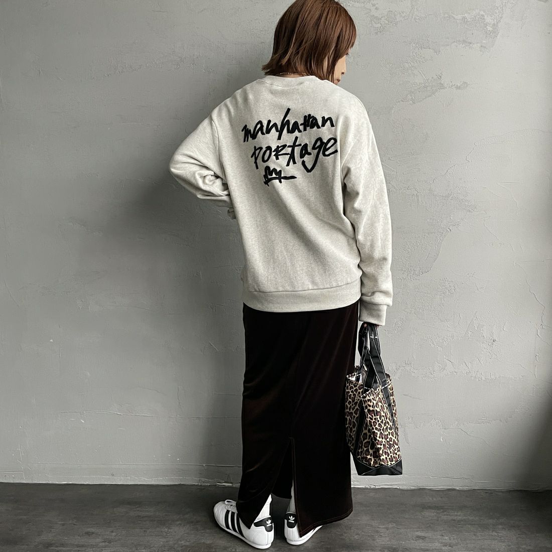 MANHATTAN PORTAGE [マンハッタンポーテージ] 別注 手書き風バック刺繍クルーネックスウェット [25FWMP-IN69-JF] OATMEAL &&モデル身長：158cm 着用サイズ：S&&