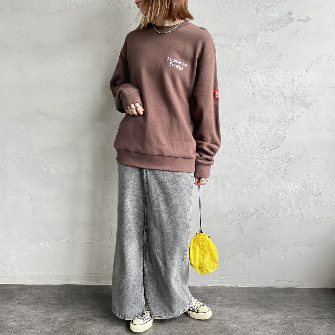 MANHATTAN PORTAGE [マンハッタンポーテージ] 別注 手書き風バック刺繍クルーネックスウェット [25FWMP-IN69-JF] D.BROWN &&モデル身長：158cm 着用サイズ：S&&