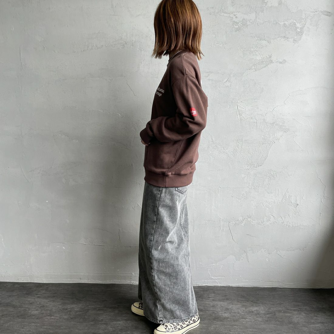 MANHATTAN PORTAGE [マンハッタンポーテージ] 別注 手書き風バック刺繍クルーネックスウェット [25FWMP-IN69-JF] D.BROWN &&モデル身長：158cm 着用サイズ：S&&