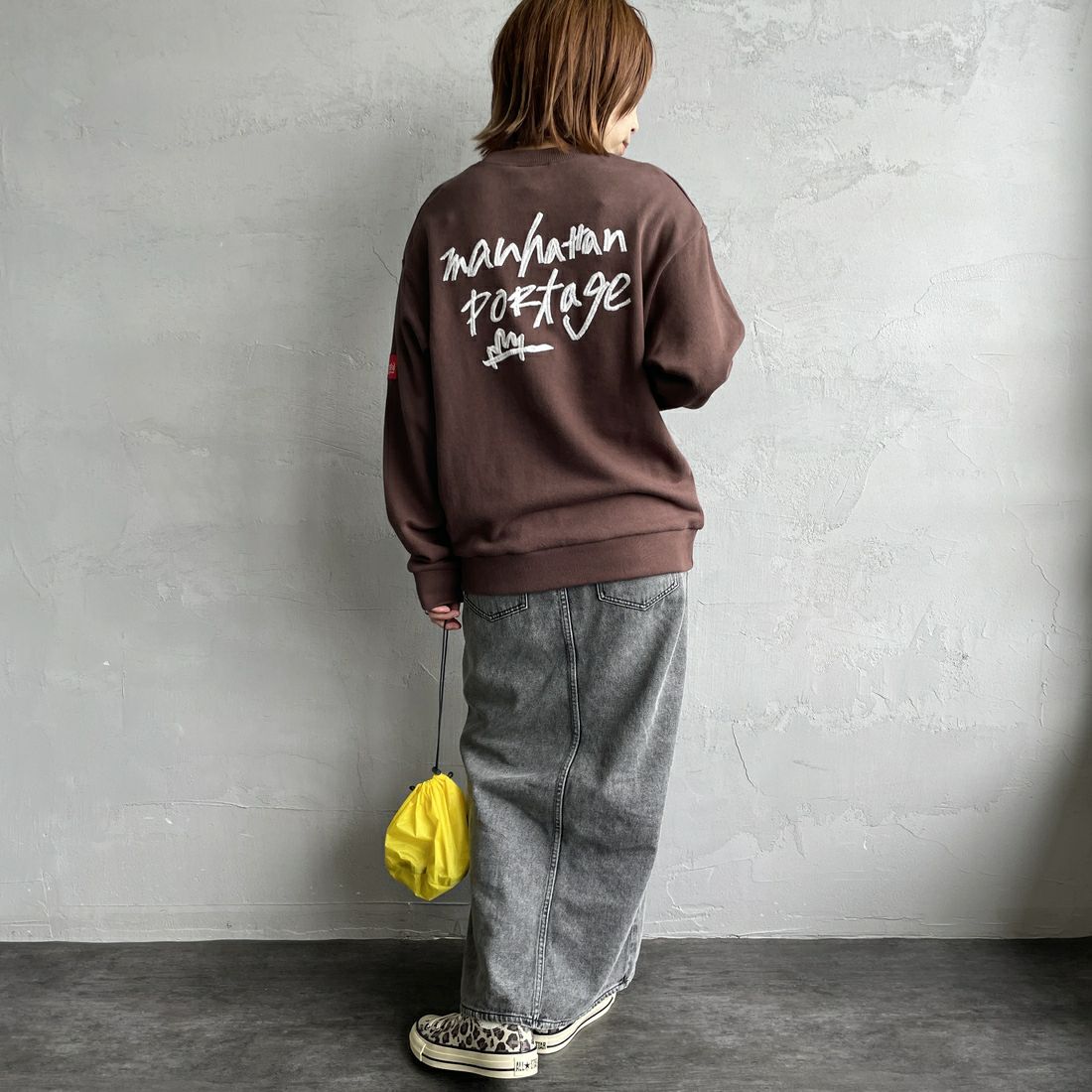 MANHATTAN PORTAGE [マンハッタンポーテージ] 別注 手書き風バック刺繍クルーネックスウェット [25FWMP-IN69-JF] D.BROWN &&モデル身長：158cm 着用サイズ：S&&