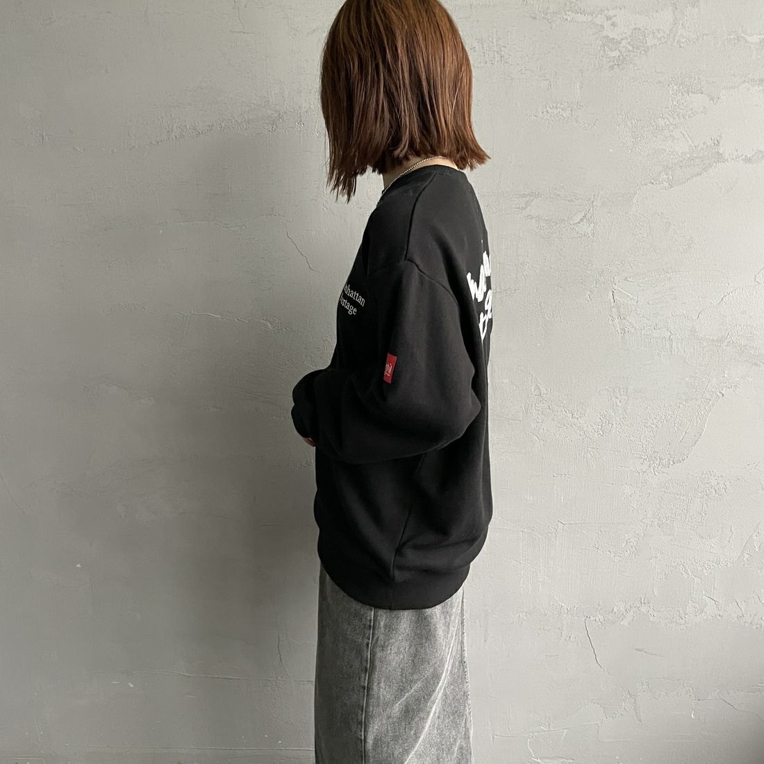 MANHATTAN PORTAGE [マンハッタンポーテージ] 別注 手書き風バック刺繍クルーネックスウェット [25FWMP-IN69-JF] BLACK &&モデル身長：158cm 着用サイズ：S&&